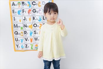 英語を勉強中の子供